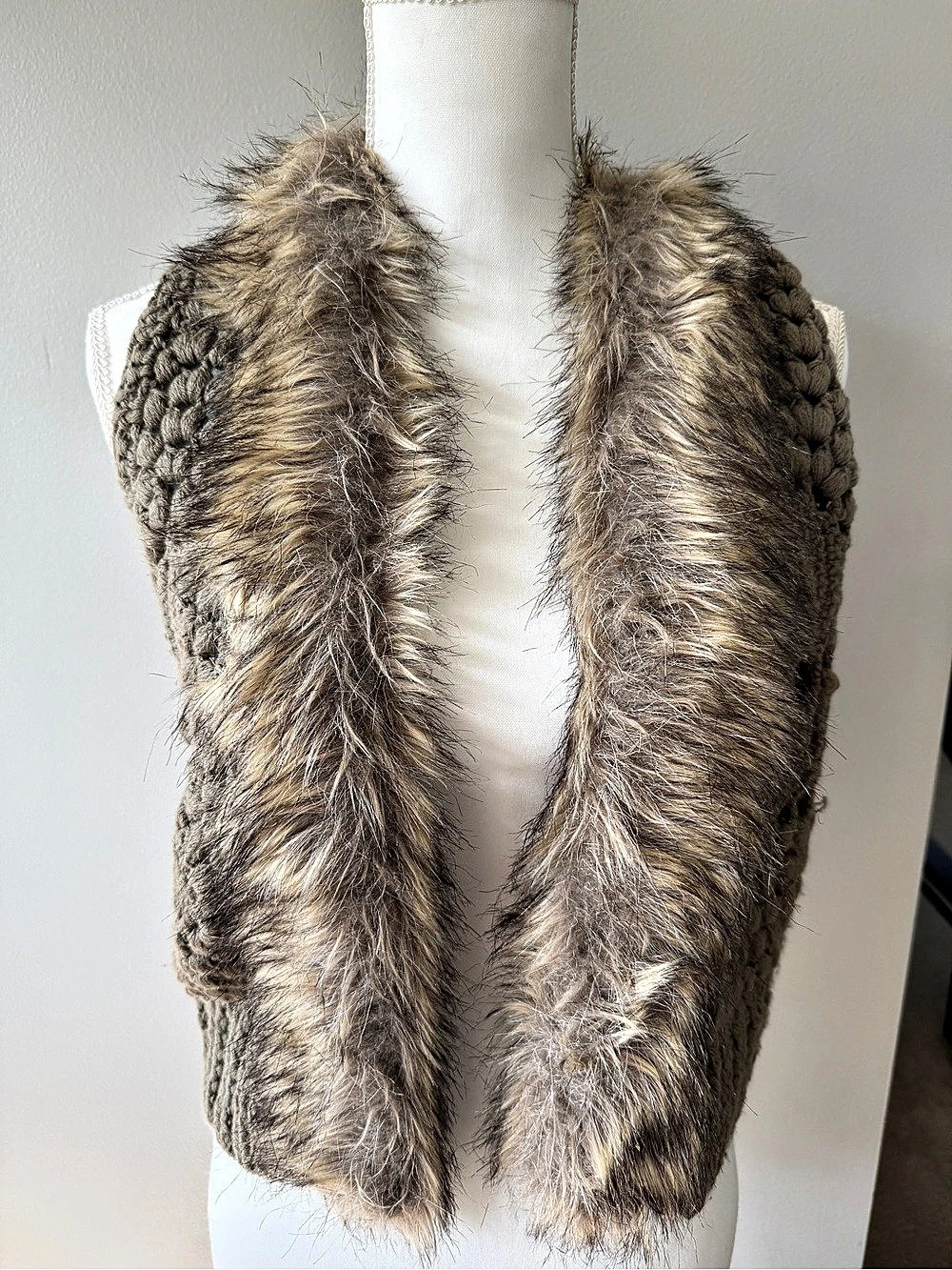 bar III Faux Fur Trim Knit Vest Small Like New